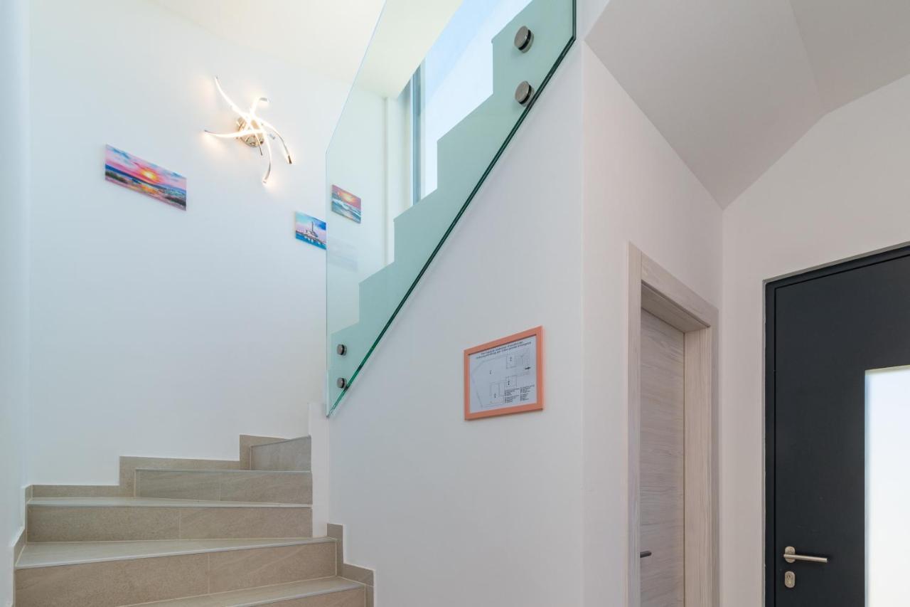 Villa Elena Deluxe Mit Whirlpool Und Beheiztem Pool Am Meer Und Wunderschoenen Blick Auf Die Brijuni Inseln فاجانا المظهر الخارجي الصورة