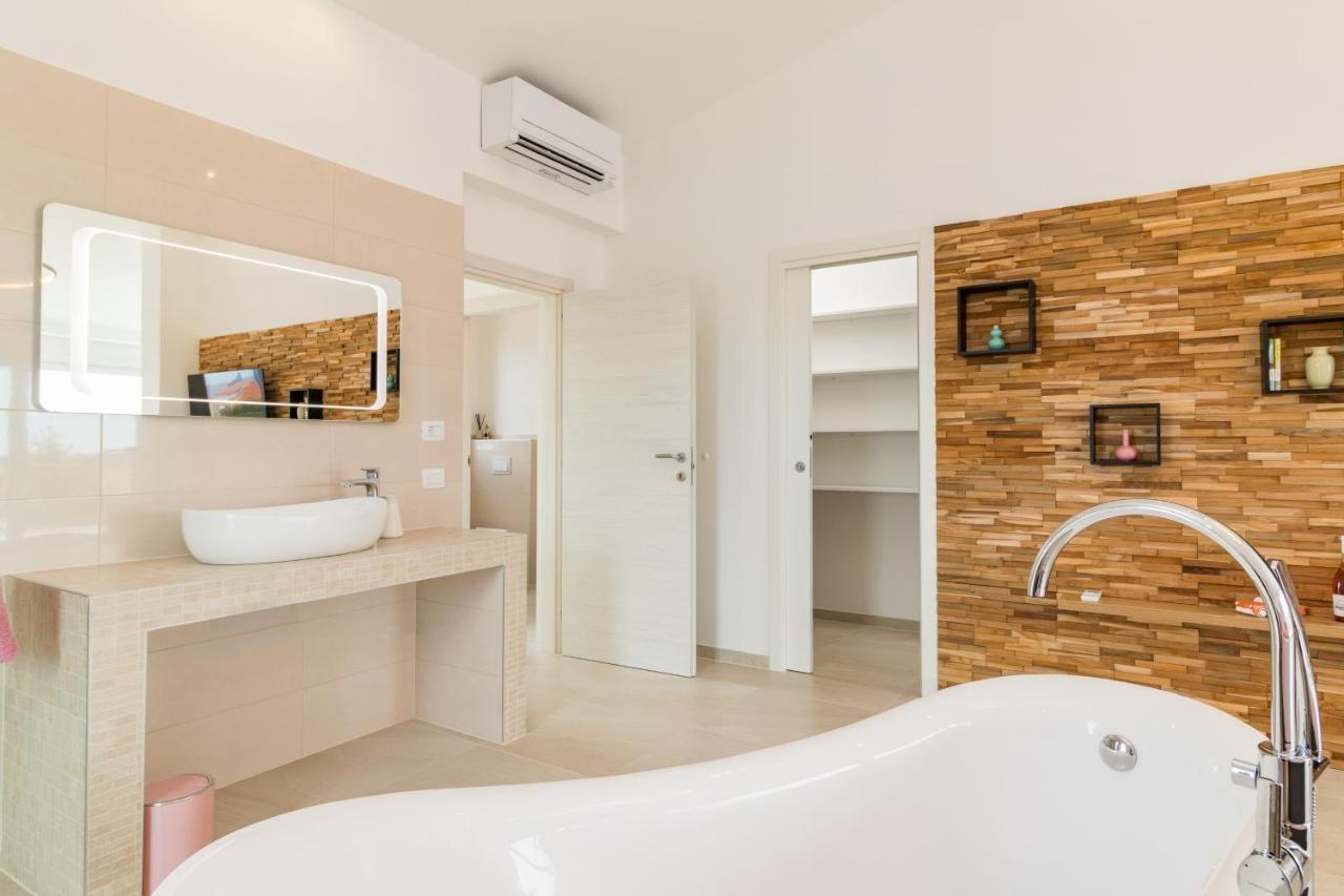 Villa Elena Deluxe Mit Whirlpool Und Beheiztem Pool Am Meer Und Wunderschoenen Blick Auf Die Brijuni Inseln فاجانا المظهر الخارجي الصورة